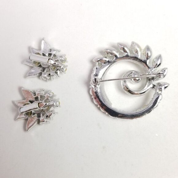 Vintage Brooch and Clip On Earring Set, Green and Silver Tone Rhinestone, 60s - Picture 4 of 8